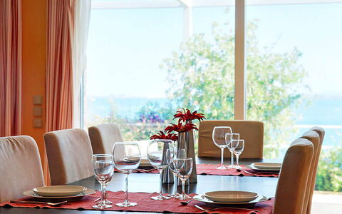 Red Villa: Meubles, Table, Vaisselle, Design Intérieur, Chaise, Textile, Salle À Manger, Verres À Pied, Nappe De Table, Table Cuisine Et Salle A Manger