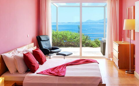 Red Villa: Meubles, Design Intérieur, Chambre, Lit, Textile, Sol, Pièce, Sol, Domicile, Drap De Lit