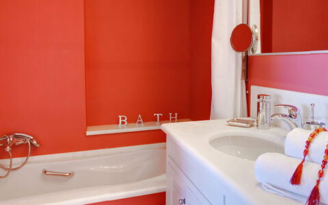 Red Villa: Rouge, Mur, Luminaire Plomberie, Salle De Bains, Orange, Design Intérieur, Robinet, Lavabo, Plomberie, Sol