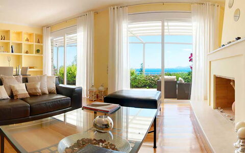 Villa Aspro: Meubles, Design Intérieur, Sol, Sol, Canapé, Table, Pièce, Salon, Plafond, Éclairage