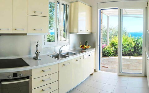 Villa Aspro: Cuisine, Meubles, Comptoir, Appareil De Cuisine, Sol, Design Intérieur, Bois, Principaux Appliance, Cabinetry, Domicile