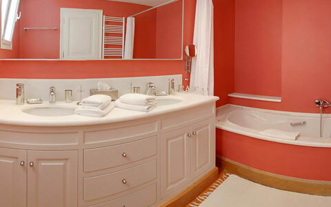 Villa Aspro: Luminaire Plomberie, Salle De Bains, Rouge, Mur, Design Intérieur, Sol, Lavabo, Armoire De Toilette, Sol, Robinet