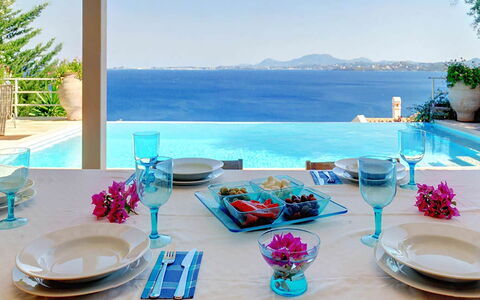 Villa Azzurra: Bleu, Meubles, Table, Vaisselle, Design Intérieur, Chaise, Recours, Mobilier De Jardin, Mer, Piscine