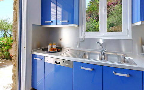 Villa Azzurra: Bleu, Cuisine, Appareil De Cuisine, Principaux Appliance, Evier, Comptoir, Évier, Cabinetry, Luminaire Plomberie, Domicile