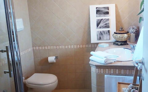 Villa la Rezza: Sol, Sol, Siège De Toilette, Mur, Luminaire Plomberie, Salle De Bains, Toilette, Design Intérieur, Plomberie, Tuile