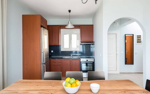 Villa Treasure: Meubles, Design Intérieur, Sol, Cuisine, Bois, Cabinetry, Sol, Chaise, Comptoir, Principaux Appliance