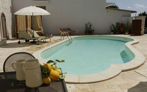Masseria San Michele: Piscine, Mobilier De Jardin, Composite, Recours, Parapluie, Chaise, Béton, Dalle, Ombre, Balancelle