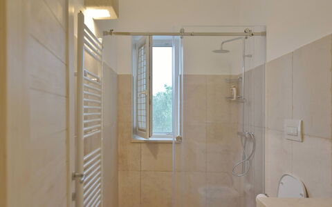 Masseria Ostuni: Mur, Luminaire Plomberie, Sol, Sol, Salle De Bains, Design Intérieur, Plomberie, Éclairage, Tete De Douche, Douche