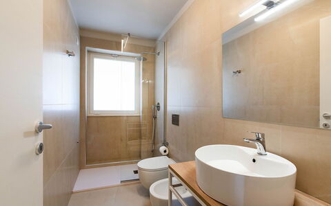 La Rosa dei Venti: Salle De Bains, Sol, Luminaire Plomberie, Mur, Sol, Design Intérieur, Évier, Lavabo, Toilette, Robinet