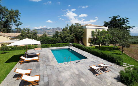 Villa Alcantara: Piscine, Mobilier De Jardin, Recours, Meubles, Biens, Ombre, Balancelle, Jardin, Aménagement Paysager, Eco Hôtel