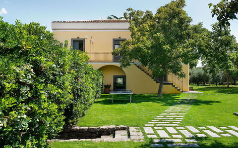 Villa Alcantara: Jardin, Pelouse, Ombre, Biens, Hacienda, Cour, Arrière-Cour, Aménagement Paysager, Cour, Villa