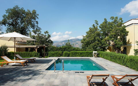 Villa Alcantara: Piscine, Mobilier De Jardin, Meubles, Parapluie, Recours, Balancelle, Ombre, Chaise, Eco Hôtel, Chaîne De Montagnes