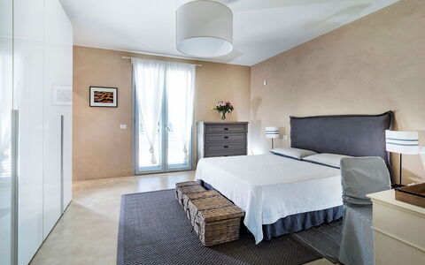 Villa Orangella: Meubles, Design Intérieur, Lit, Mur, Sol, Sol, Chambre, Bois, Plafond, Pièce