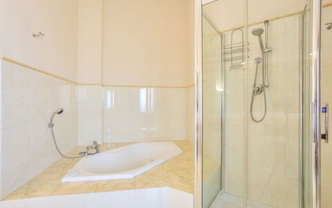 Villa Acquamarina: Sol, Sol, Design Intérieur, Luminaire Plomberie, Salle De Bains, Plafond, Pièce, Douche, Plomberie, Robinet