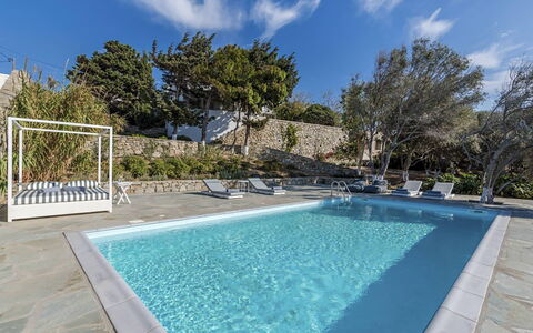 Villa Morena: Bleu, Piscine, Composite, Recours, Tuile, Mobilier De Jardin, Ombre, Béton, Dalle, Caractéristique De L'Eau