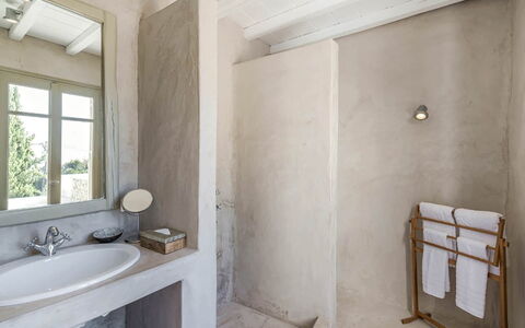 Villa Morena: Mur, Luminaire Plomberie, Salle De Bains, Sol, Sol, Lavabo, Évier, Robinet, Plomberie, Pièce