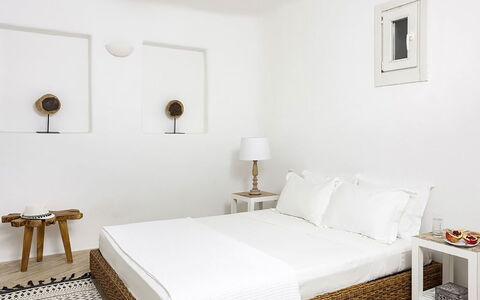 Villa Ipoliti: Meubles, Mur, Chambre, Bois, Lit, Design Intérieur, Sol, Sol, Literie, Drap De Lit