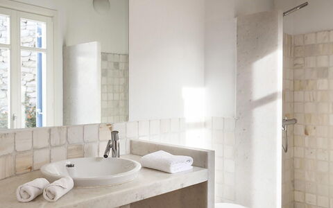 Villa Ipoliti: Mur, Sol, Luminaire Plomberie, Design Intérieur, Sol, Salle De Bains, Tuile, Robinet, Plomberie
