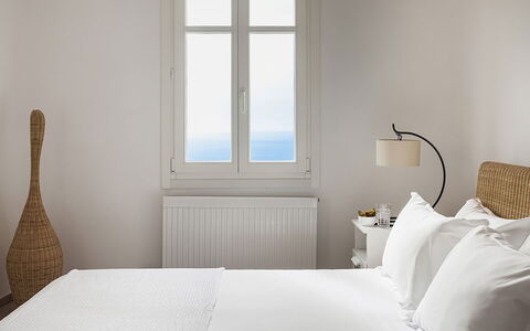 Villa Persephone: Chambre, Lit, Literie, Meubles, Drap De Lit, Linge, Design Intérieur, Textile, Throw Pillow, Cadre De Lit