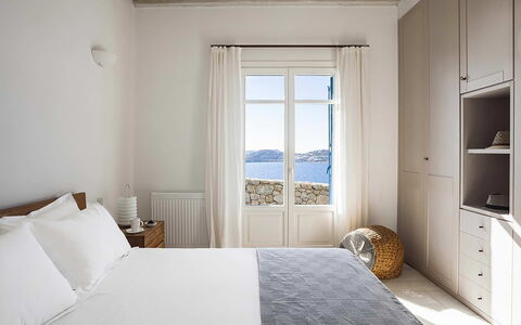 Villa Anassa: Meubles, Design Intérieur, Chambre, Linge, Sol, Domicile, Pièce, Lit, Mer, Literie