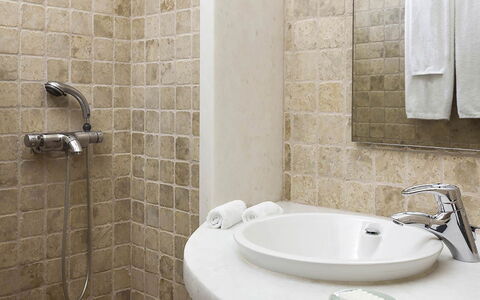 Villa Anassa: Salle De Bains, Mur, Luminaire Plomberie, Sol, Sol, Design Intérieur, Plomberie, Lavabo, Robinet, Évier