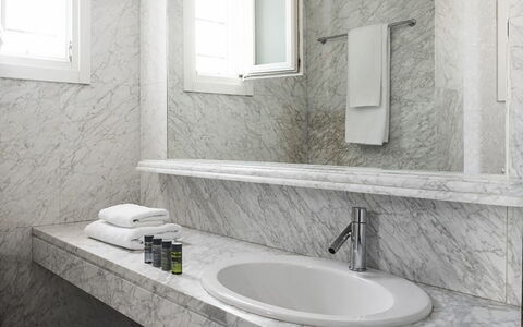 Villa Elpida: Mur, Luminaire Plomberie, Design Intérieur, Sol, Salle De Bains, Évier, Robinet, Sol, Lavabo, Plomberie