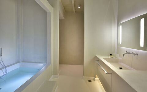 Villa Ivory: Salle De Bains, Design Intérieur, Mur, Sol, Luminaire Plomberie, Sol, Baignoire, Plafond, Robinet, Lavabo