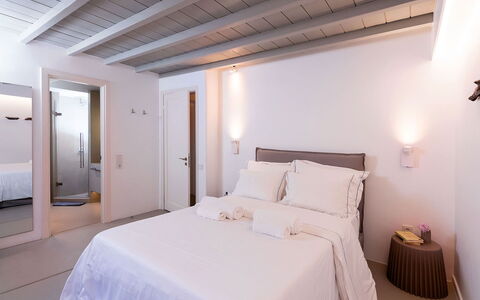 Villa Blue Moon: Design Intérieur, Lit, Chambre, Sol, Meubles, Sol, Bois, Plafond, Textile, Drap De Lit