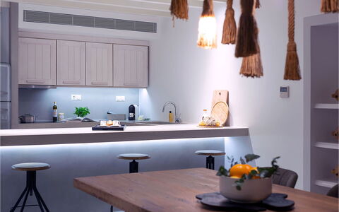 Villa Stardust: Meubles, Design Intérieur, Cuisine, Luminaire, Comptoir, Plafond, Éclairage, Sol, Domicile, Appareil De Cuisine