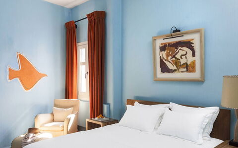 Villa Pinta: Bleu, Design Intérieur, Meubles, Textile, Linge, Chambre, Throw Pillow, Lit, Literie, Pièce