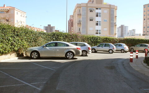 Las Cinco Torres: Voiture, Roue, Ciel, Véhicule, Plante, Bâtiment, Infrastructure, Pneu Automobile
