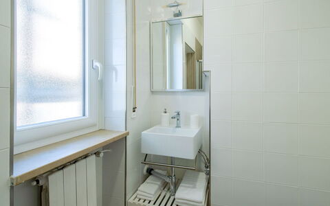 Apartment Bud: Salle De Bains, Mur, Sol, Luminaire Plomberie, Sol, Design Intérieur, Lavabo, Évier, Plomberie, Robinet