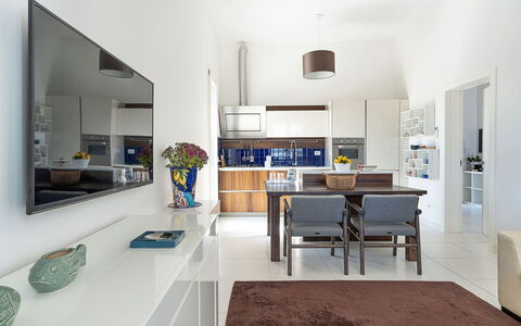 Villa Betty: Meubles, Design Intérieur, Sol, Chaise, Sol, Plafond, Bois, Table, Pièce, Cuisine