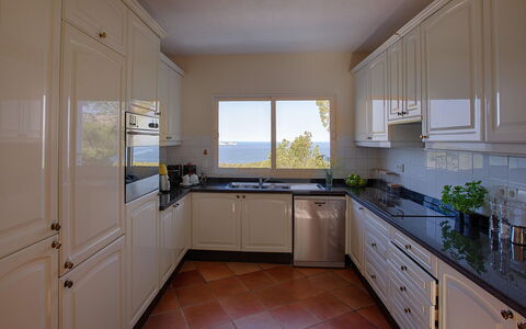 Baloo: Cuisine, Comptoir, Appareil De Cuisine, Cabinetry, Design Intérieur, Sol, Meubles, Principaux Appliance, Bois, Sol