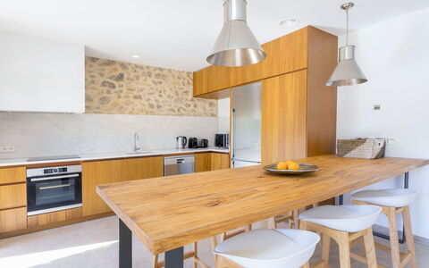 Villa Allegra: Meubles, Cuisine, Comptoir, Design Intérieur, Sol, Cabinetry, Sol, Appareil De Cuisine, Bois, Plafond