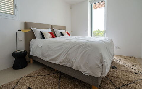 Villa Tagada: Chambre, Lit, Literie, Drap De Lit, Linge, Meubles, Cadre De Lit, Design Intérieur, Sol, Sol