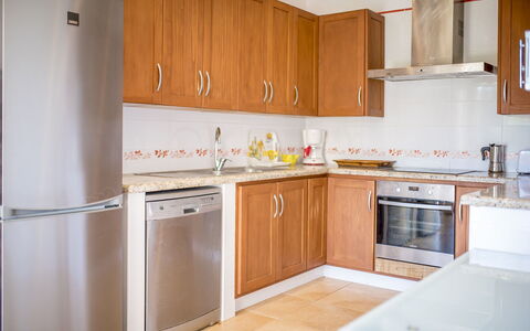 Villa Sharon: Cuisine, Appareil De Cuisine, Comptoir, Cabinetry, Principaux Appliance, Sol, Meubles, Bois, Evier, Design Intérieur