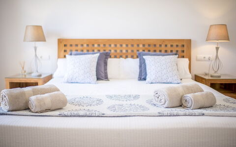 Villa Sharon: Lit, Literie, Meubles, Chambre, Drap De Lit, Design Intérieur, Linge, Bois, Sol, Coussin