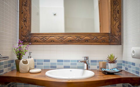 Villa Sharon: Design Intérieur, Luminaire Plomberie, Plomberie, Salle De Bains, Lavabo, Robinet, Miroir, Évier, Tuile