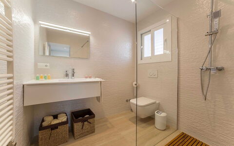 Villa Sabor: Sol, Salle De Bains, Mur, Sol, Design Intérieur, Luminaire Plomberie, Armoire De Toilette, Plafond, Plomberie, Éclairage