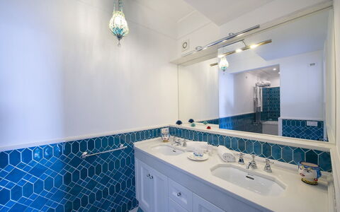 Villa Melissa: Bleu, Luminaire Plomberie, Sol, Design Intérieur, Plafond, Sol, Tuile, Robinet, Salle De Bains, Plomberie