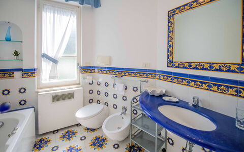 Villa Grazia: Bleu, Design Intérieur, Sol, Sol, Luminaire Plomberie, Éclairage, Robinet, Lavabo, Salle De Bains, Tuile