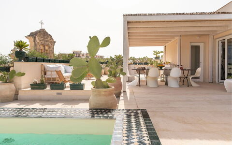 Sibilla: Appartement, Pot De Fleur, Balcon, Plante D'Appartement, Mobilier De Jardin, Cour, Hôtel