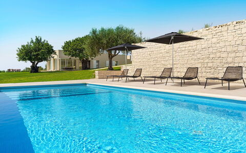 Green Hill: Bleu, Piscine, Mobilier De Jardin, Recours, Ombre, Aménagement Paysager, Biens, Balancelle, Eco Hôtel, Conception