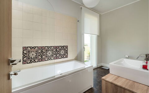 Green Hill: Baignoire, Sol, Luminaire Plomberie, Salle De Bains, Sol, Design Intérieur, Robinet, Plomberie, Tuile, Pièce