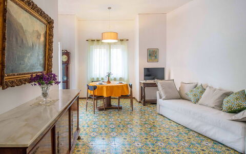 Apartment Amina: Sol, Sol, Design Intérieur, Pièce, Plafond, Tapis, Tuile, Salon