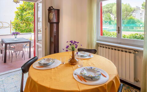 Apartment Amina: Design Intérieur, Meubles, Salle À Manger, Sol, Table, Pièce, Nappe De Table, Table Cuisine Et Salle A Manger, Sol, Domicile