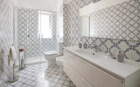 Apartment Amina: Sol, Sol, Tuile, Design Intérieur, Salle De Bains, Luminaire Plomberie, Conception