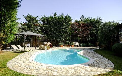 Villa Virna: Piscine, Recours, Mobilier De Jardin, Dalle, Arrière-Cour, Ombre, Eco Hôtel, Jardin, Parapluie, Caractéristique De L'Eau