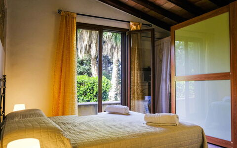 Villa Virna: Bois, Design Intérieur, Chambre, Lit, Domicile, Drap De Lit, Literie, Cadre De Lit, Linge, Traitement De Fenetre